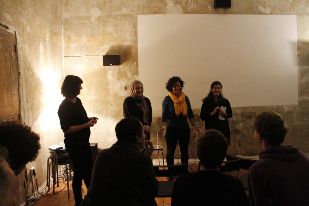  Der Workshop "Frieden zwischen Hier und Dort" hält seine Abschlusslesung