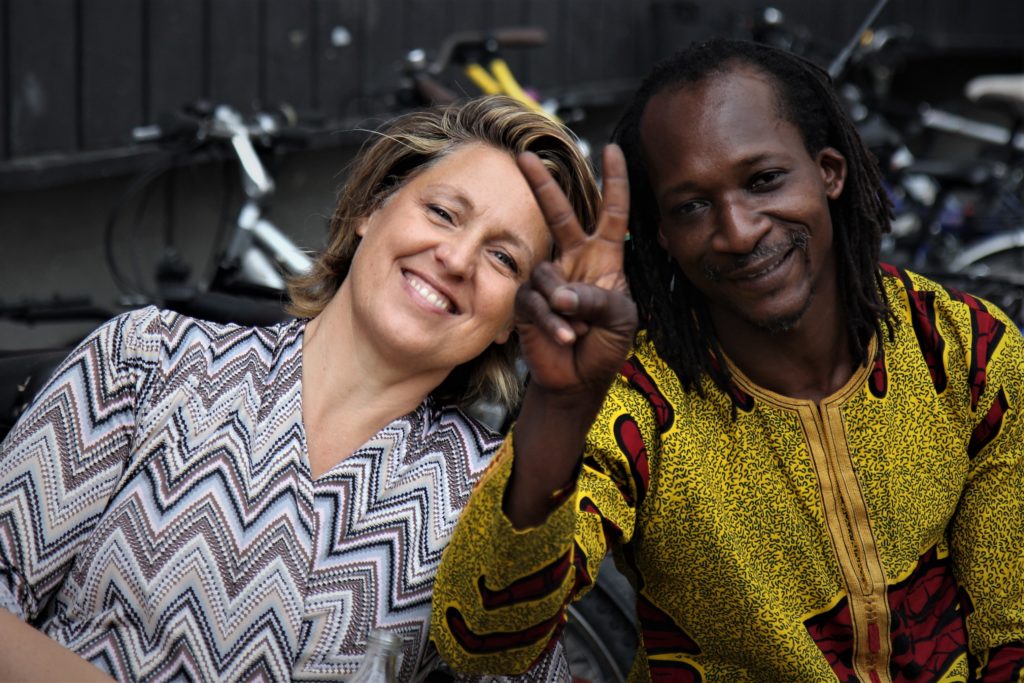 Stephanie Bangoura mit einem ihrer Musiker 