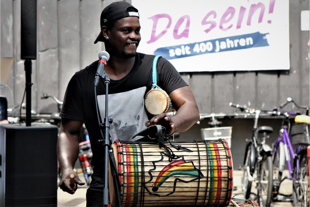 Spielen auf dem Sommerfest: Die Bangoura Group 