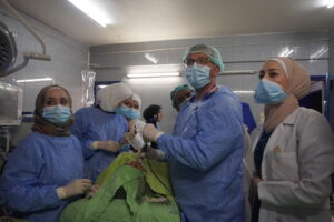 Rechts: Dr. Sidra Al-Najjar, im fünften Studienjahr in Aleppo; neben ihr Wahhab Al-Khayyat.